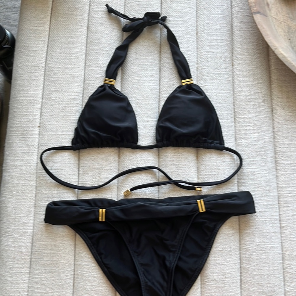 Vix bikini halter top with cheek-ish bottoms. Top and bottom mediums